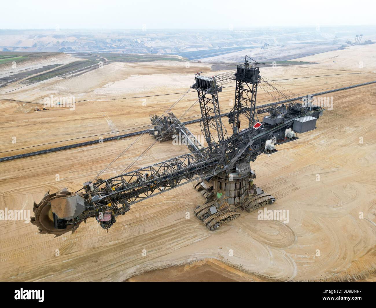Ein großer Schaufelradbagger in einem Braunkohle-Braunkohle-Braunkohle-Bergwerk, Deutschland Stockfoto