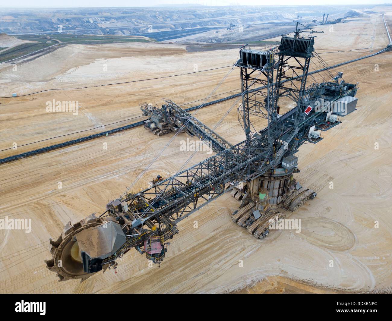 Ein großer Schaufelradbagger in einem Braunkohle-Braunkohle-Braunkohle-Bergwerk, Deutschland Stockfoto