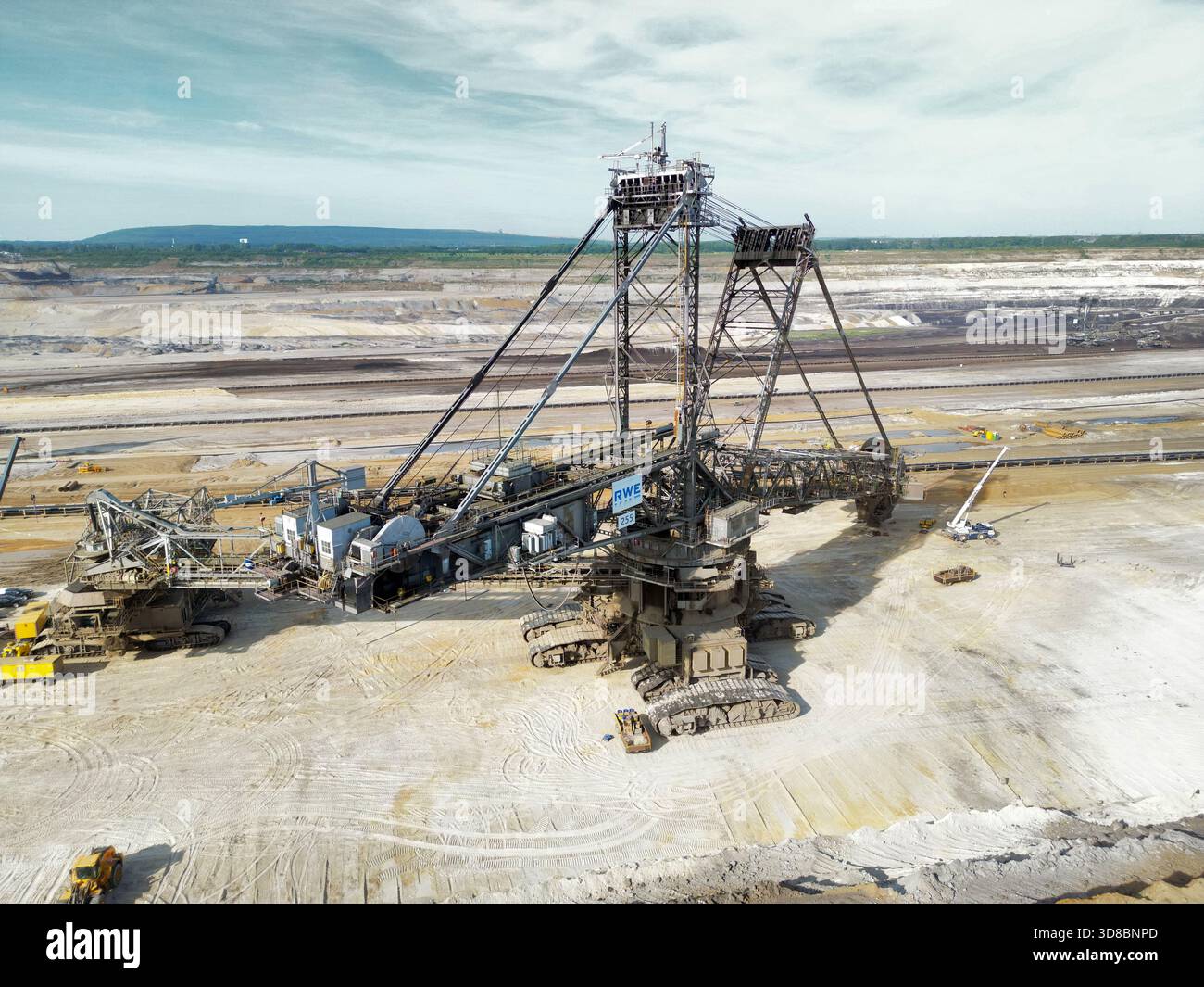 Ein großer Schaufelradbagger in einem Braunkohle-Braunkohle-Braunkohle-Bergwerk, Deutschland Stockfoto