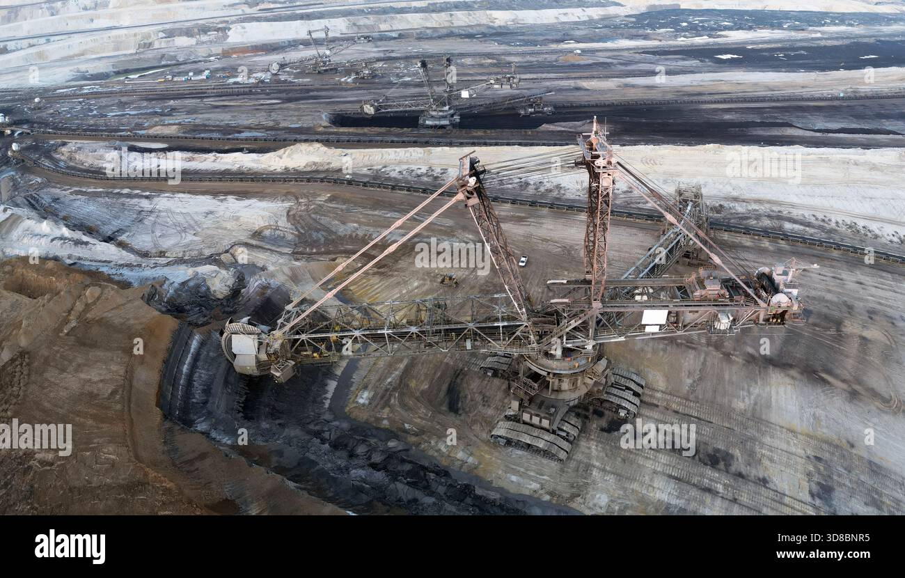 Ein großer Schaufelradbagger in einem Braunkohle-Braunkohle-Braunkohle-Bergwerk, Deutschland Stockfoto