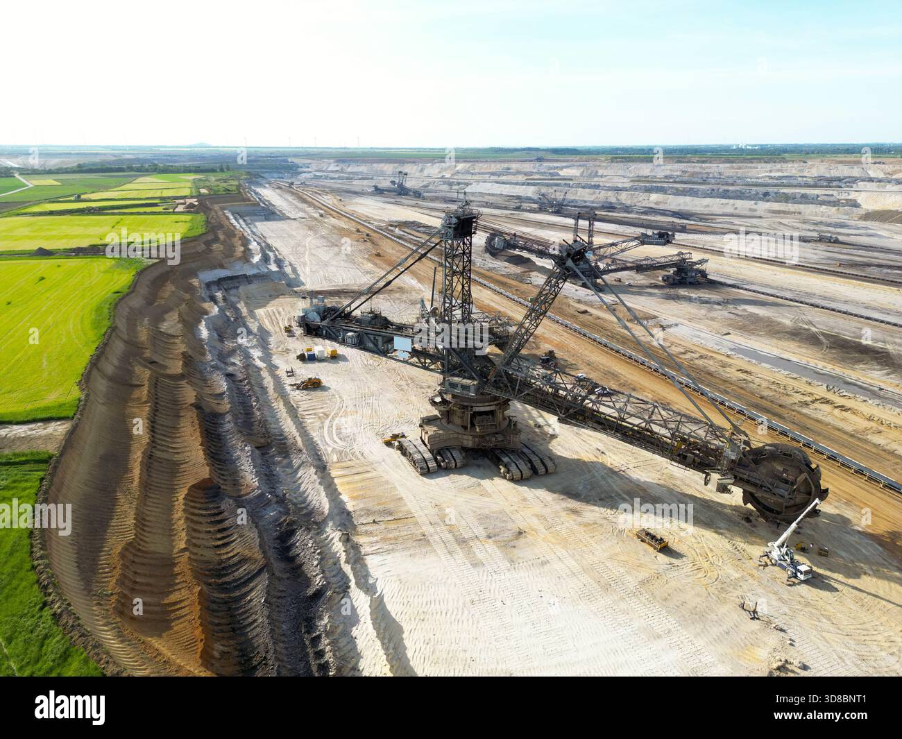 Ein großer Schaufelradbagger in einem Braunkohle-Braunkohle-Braunkohle-Bergwerk, Deutschland Stockfoto