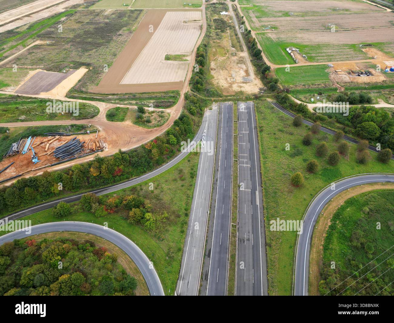 Luftaufnahme der gesperrten Autobahn A61 in der Nähe des Dorfes Keyenberg aufgrund der wachsenden Bergbautätigkeit in Deutschland Stockfoto