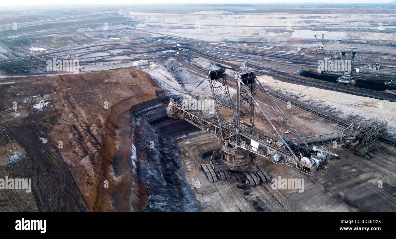 Ein großer Schaufelradbagger in einem Braunkohle-Braunkohle-Braunkohle-Bergwerk, Deutschland Stockfoto