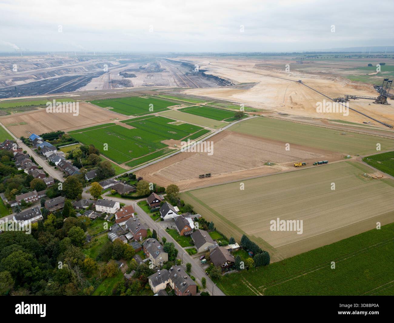Luftaufnahme des Dorfes Keyenberg in der Nähe von Bergbauaktivitäten, Deutschland Stockfoto