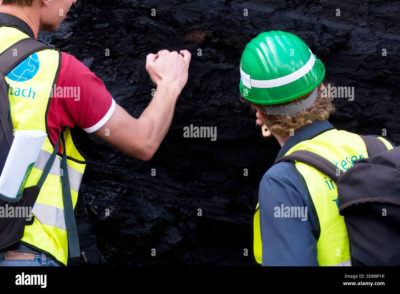 Nahaufnahme von Geologen in einem Braunkohle- oder Braunkohlebergwerk Hambach Stockfoto