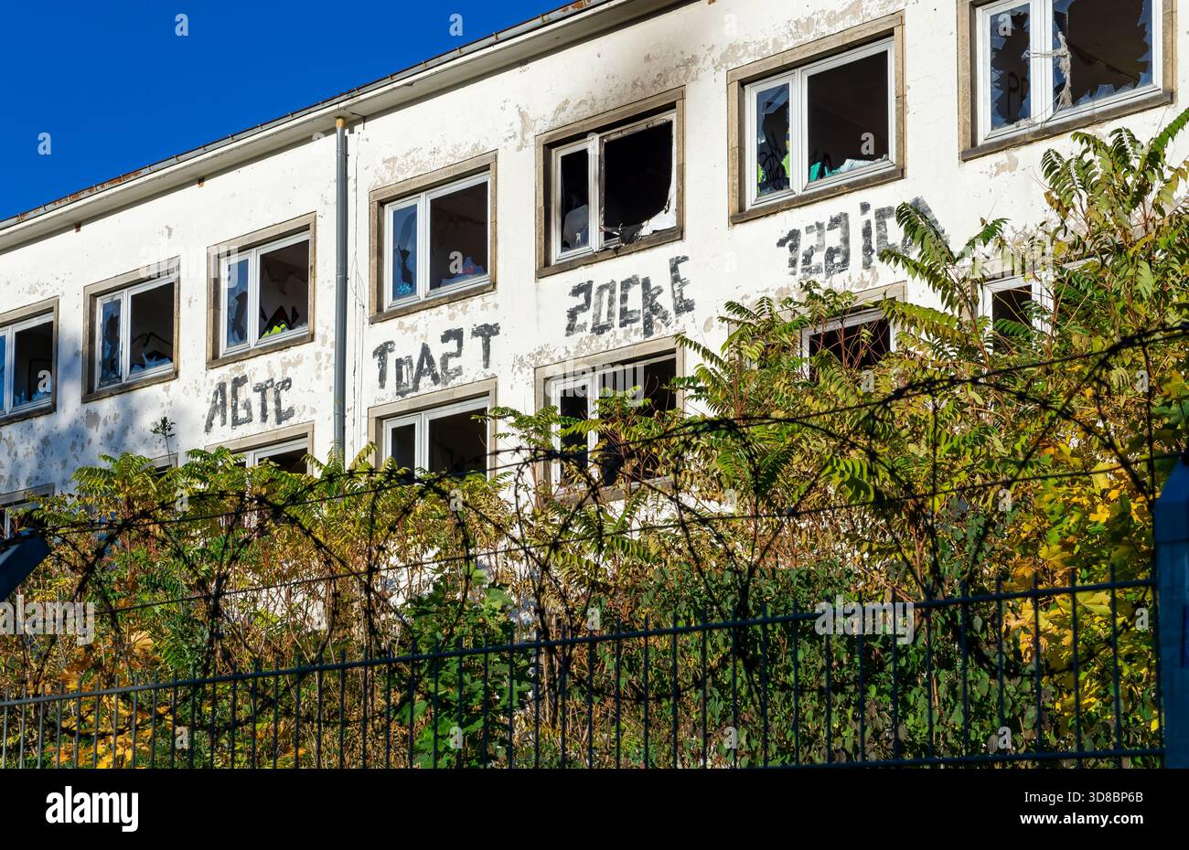 Nahaufnahme der Fassade eines verlassenen Gebäudes in Berlin. Stockfoto