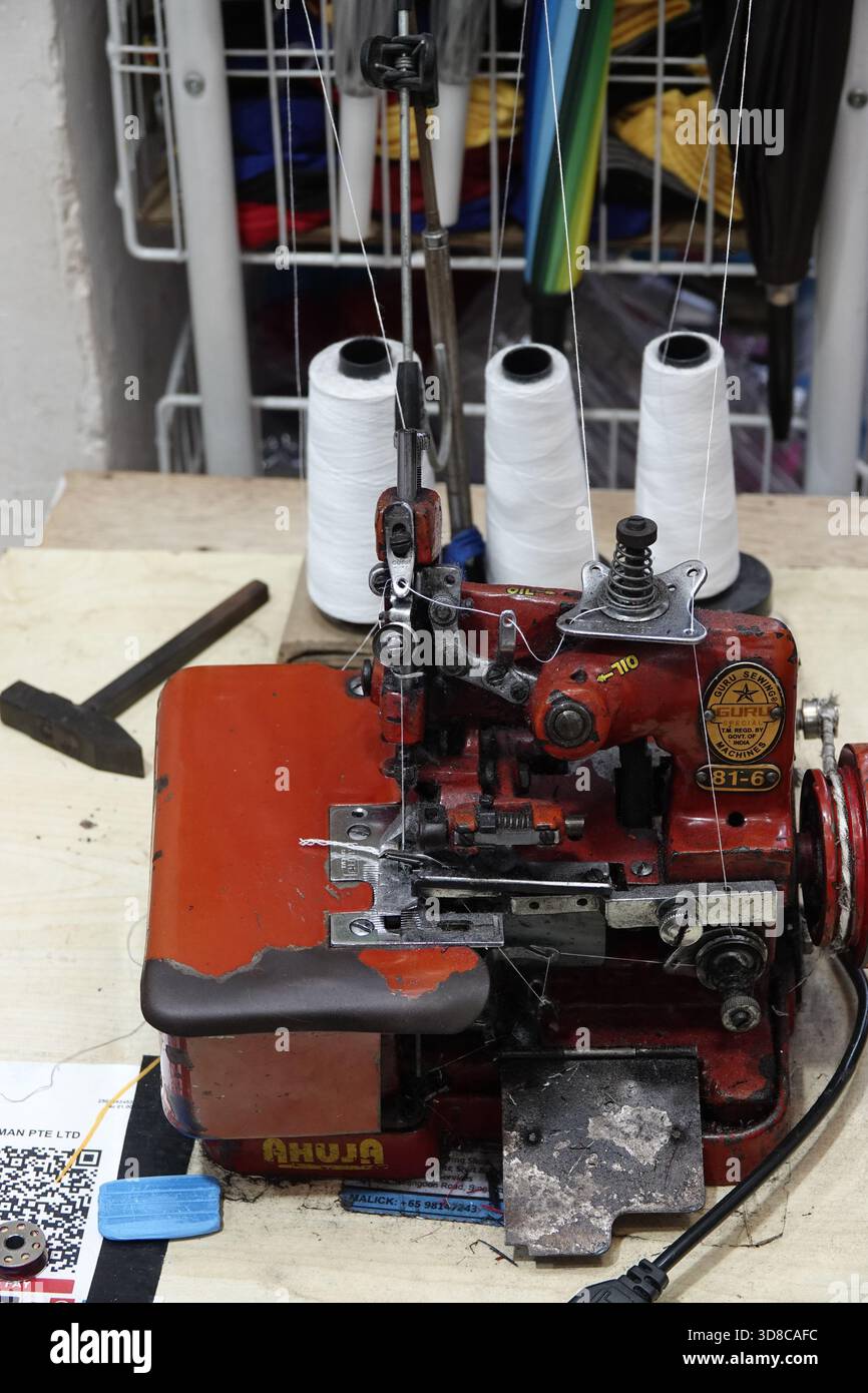 Little India, Singapur, 9. September 2025 die Nähmaschine liegt in einer Bekleidungswerkstatt an der Serangoon Road in Little India, Singapur Stockfoto