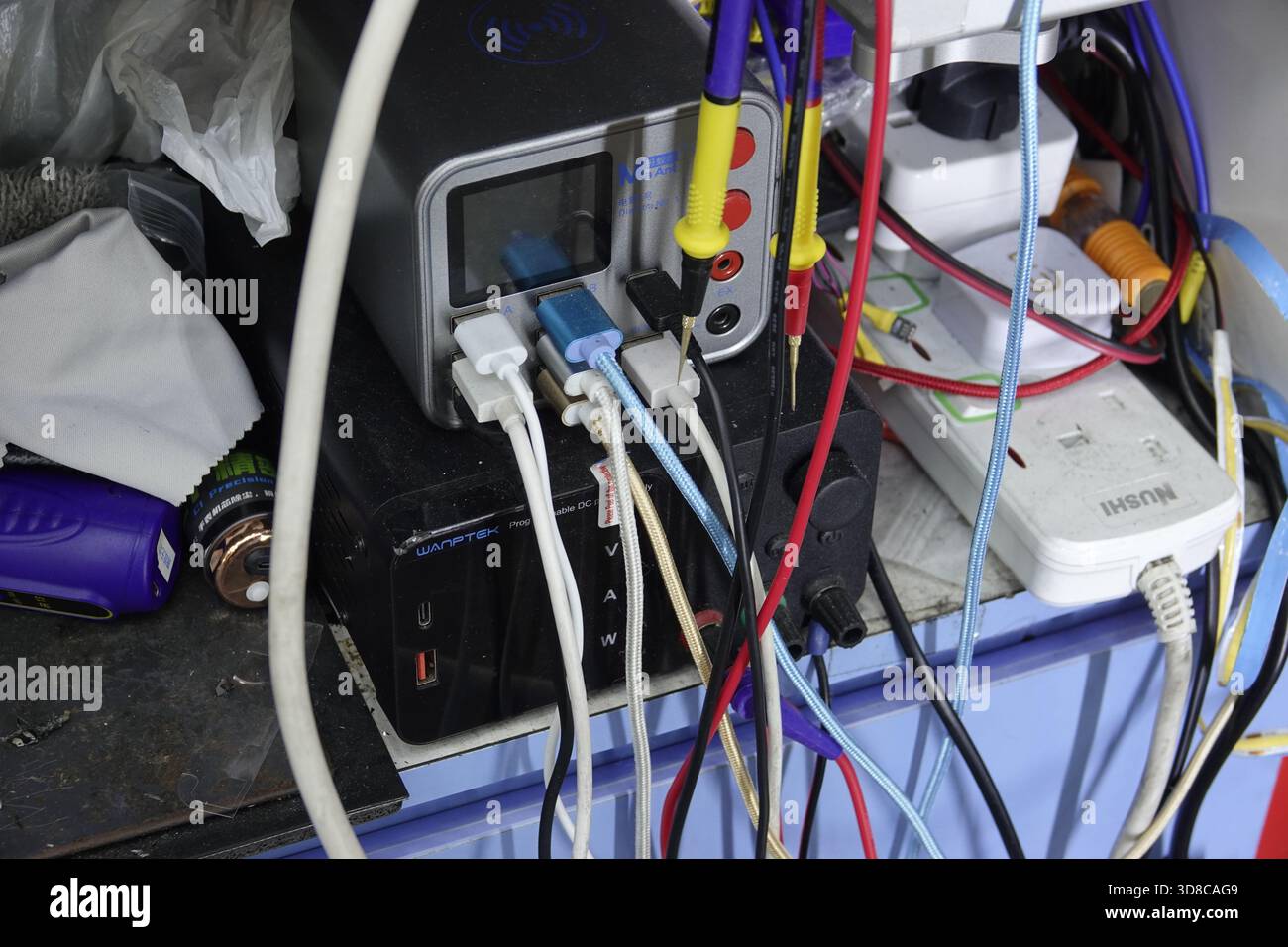 Little India, Singapur, 9. September 2025 Elektrik und Kabel unter einem Tresen einer Werkstatt auf dem Asphalt der Serangoon Road, in Little I Stockfoto