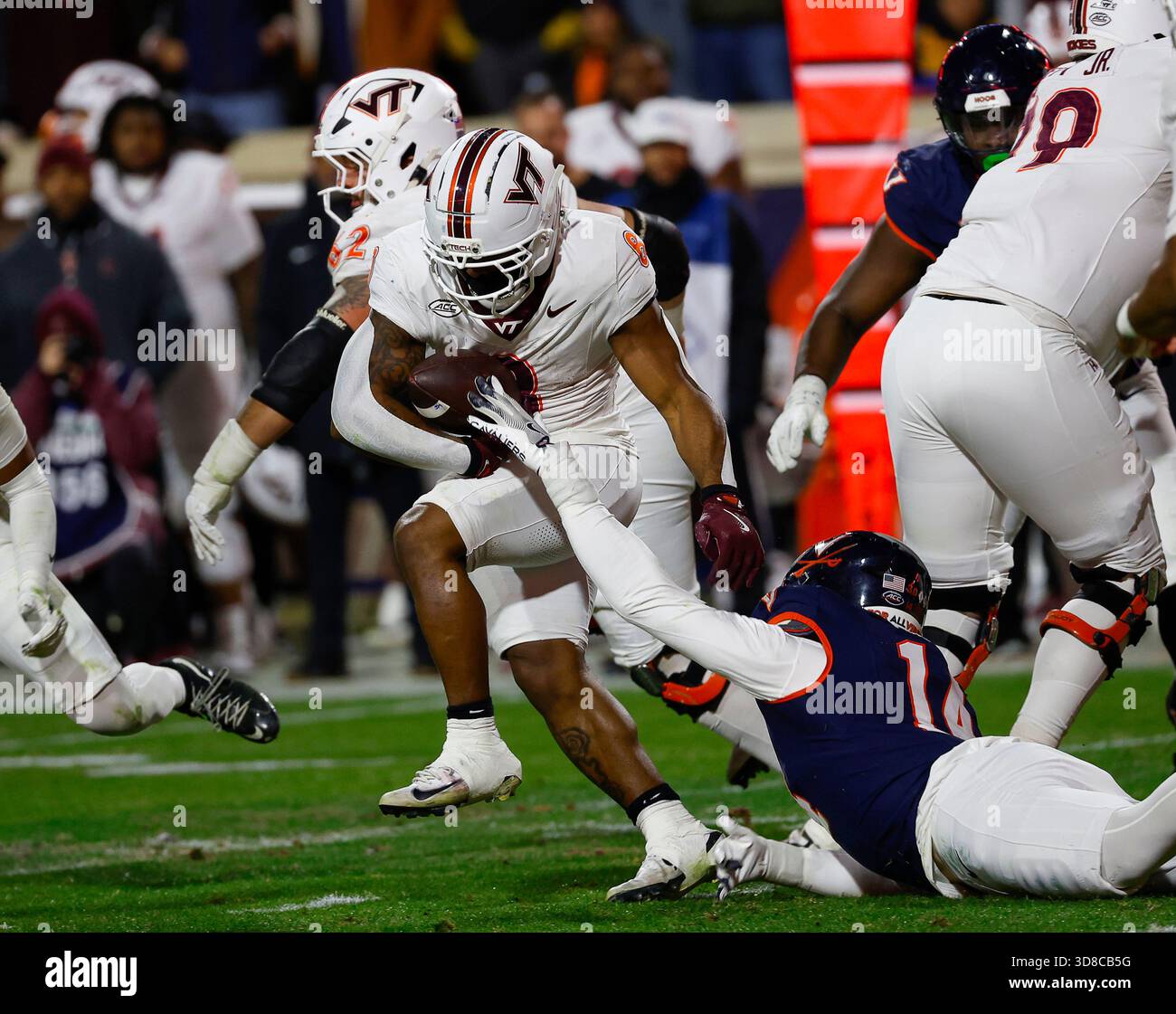 Charlottesville, Vereinigte Staaten Von Amerika. November 2025. 29. November 2025: Virginia Tech Hokies Running Back #8 Terion Stewart entgleitet während des NCAA-Fußballspiels zwischen den University of Virginia Cavaliers und den Virginia Tech Hokies im Scott Stadium in Charlottesville, Virginia. Justin Cooper/CSM/SIPA USA (Credit Image: © Justin Cooper/Cal Sport Media/SIPA USA) Credit: SIPA US/Alamy Live News Stockfoto