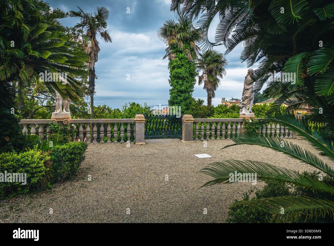 Malerische Kiesterrasse zwischen mediterranen Zierpflanzen und Palmen im öffentlichen Garten, Santa Margherita Ligure, Ligurien, Italien, Euro Stockfoto