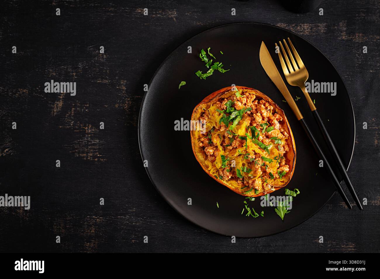 Gebackener Spaghetti-Kürbis mit Hackfleisch, Gewürzen und Kräutern. Glutenfreies, gesundes Abendessen, ketogener Lebensstil. Draufsicht Stockfoto