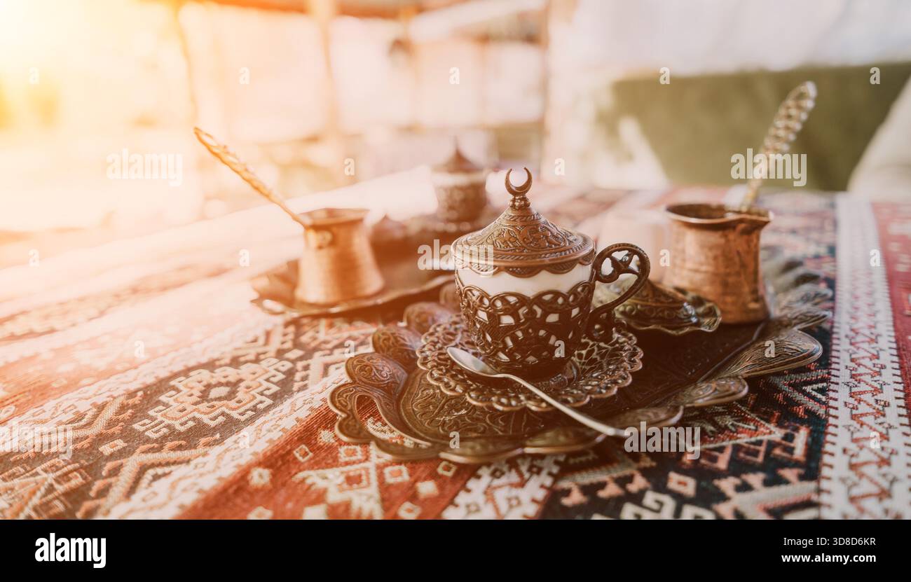 Türkischer Kaffee auf einem traditionellen Teppich Stockfoto