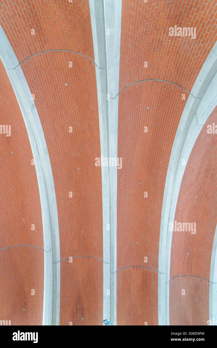 Melbourne, VIC, Australien. 30. November 2025. - Die modernen architektonischen Backsteinbögen und Betondecken des Bahnhofs Arden sind hervorzuheben Stockfoto