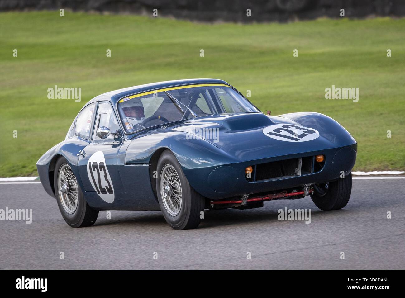 Richard Hall-Griffin beim Triumph TR4 SLR 1963 während des Fordwater Trophy Rennens beim Goodwood Revival 2025 in Sussex, Großbritannien. Stockfoto