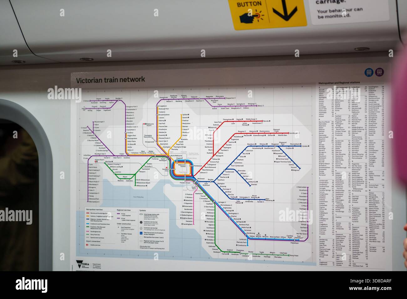 Melbourne, VIC, Australien. 30. November 2025. - Eine offizielle Karte des viktorianischen Eisenbahnnetzes in einem modernen Wagen zeigt die neue U-Bahn T Stockfoto