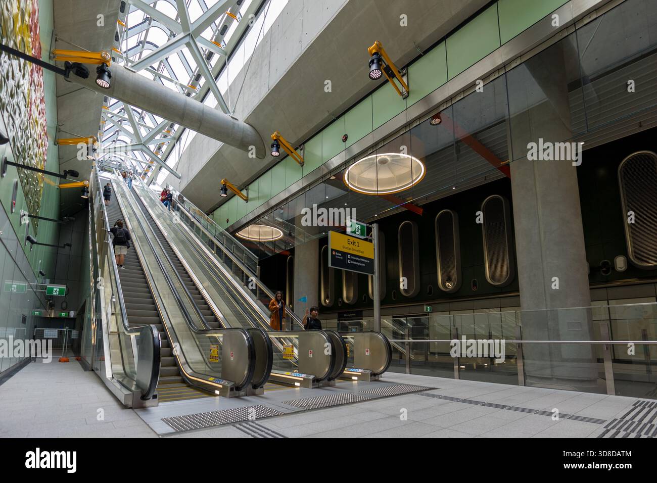 Melbourne, VIC, Australien. 30. November 2025. - Die Passagiere benutzen die neuen Rolltreppen in der hellen, modernen Parkville-Station am Tag der Eröffnung des Metro-Tunnels. Stockfoto