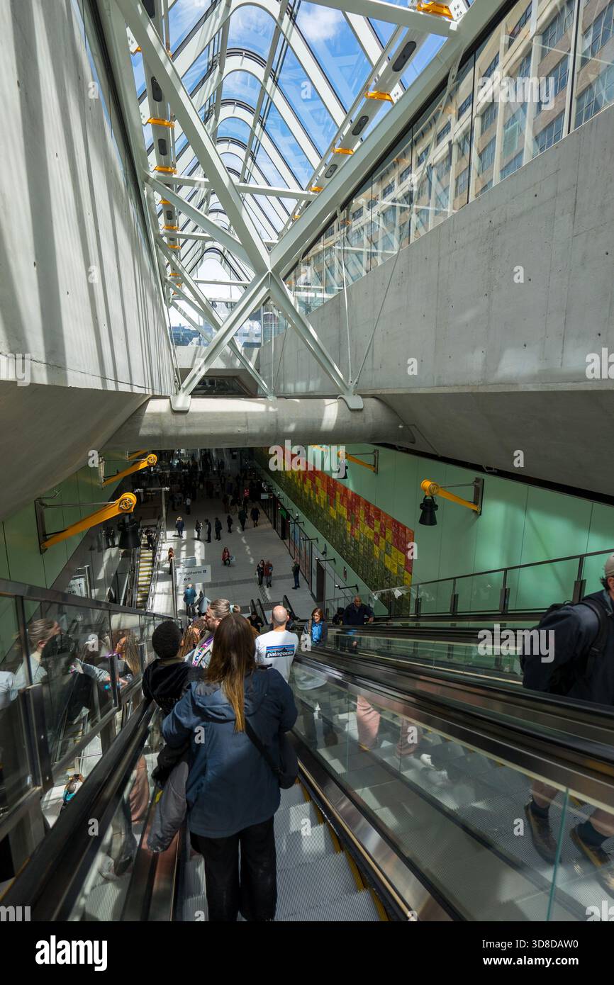 Melbourne, VIC, Australien. 30. November 2025. - Die Leute steigen Rolltreppen zur Parkville Station ab, einem modernen unterirdischen Verkehrsknotenpunkt mit einem unverwechselbaren Stockfoto