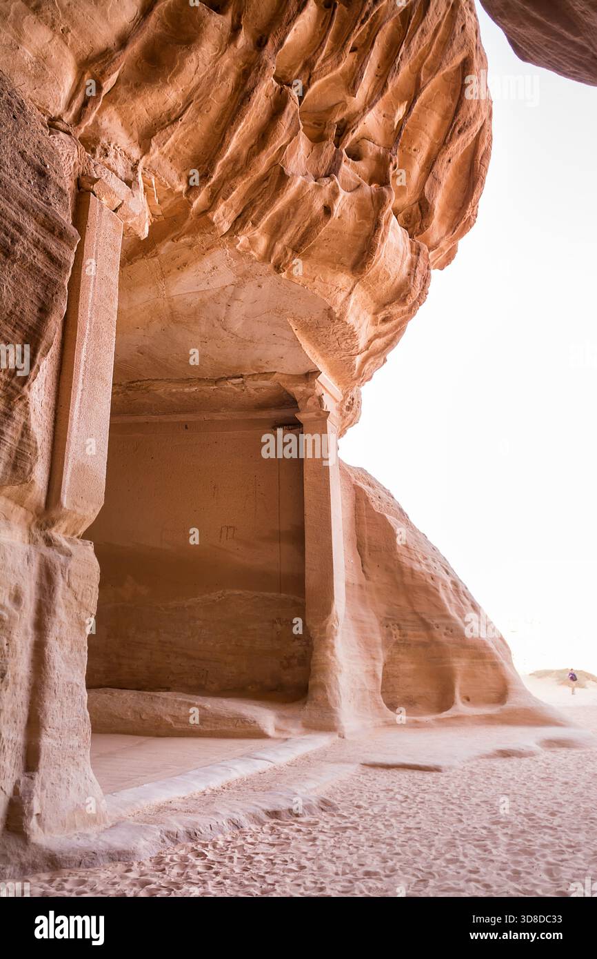 Felsengräberkammer im Sandstein an der historischen Hegra-Stätte in Saudi-Arabien Stockfoto
