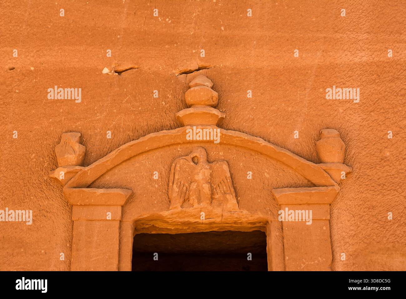 Detail des geschnitzten Giebels an einem neabatäischen Grabeingang an der Hegra-Stätte in Saudi-Arabien Stockfoto