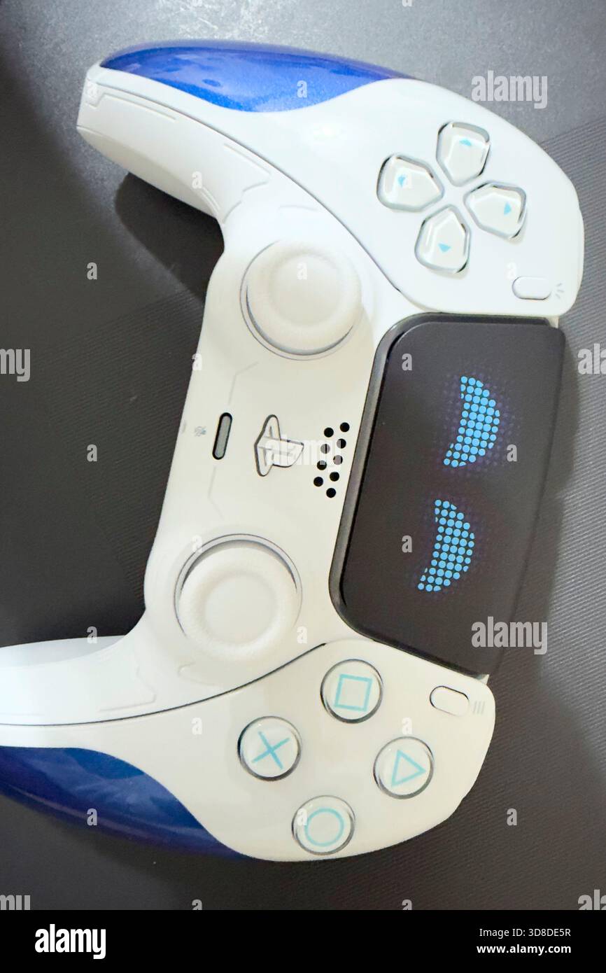 Doha, Katar - 28. November 2025: Ein Spieler spielt zu Hause Play Station 5, seine Hand hält den Dual Sense Joystick, den neuen Wireless Controller. Stockfoto