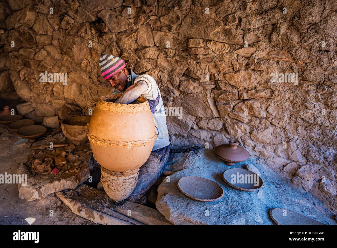 Berbermänner machen Tontöpfe, Marokko. Stockfoto