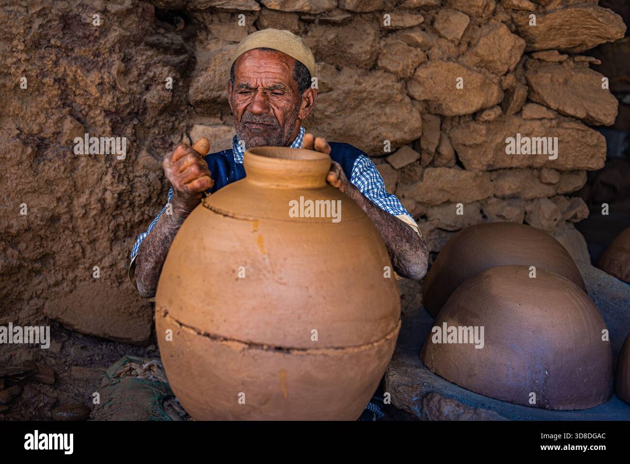 Berbermänner machen Tontöpfe, Marokko. Stockfoto