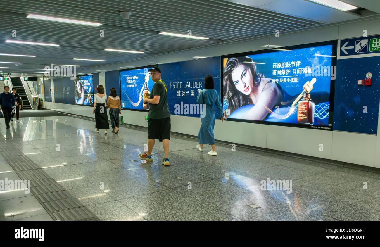 Hangzhou, China, chinesische Touristen, die in der Halle der U-Bahn laufen, Metro, mit Werbeplakaten für ausländische Unternehmen « Estee Lauder »; Kosmetik Stockfoto