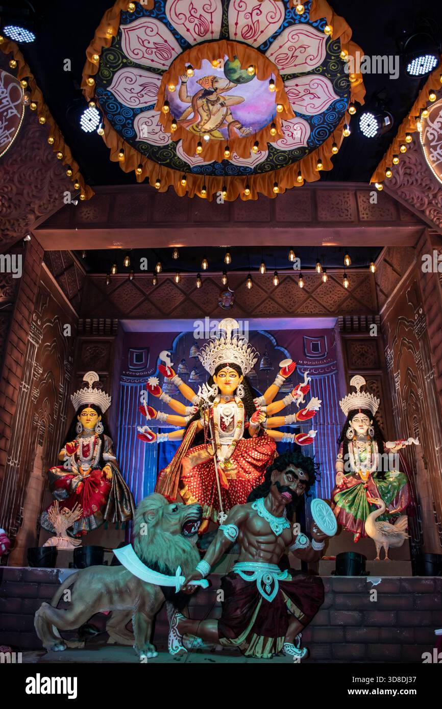 Idol der Göttin Durga in Durga Puja 2025 organisiert von Kolabagicha Sarbojonin Durgotsob Udjapon Parishad, Gurkha Doctor Lane, Patharghata, Chattogram. Stockfoto