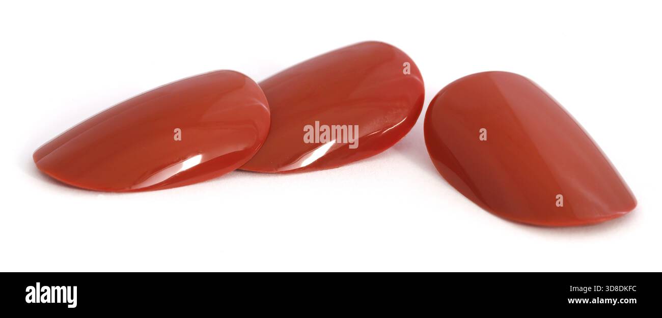 Künstliche Nägel isoliert auf weißem Hintergrund Stockfoto