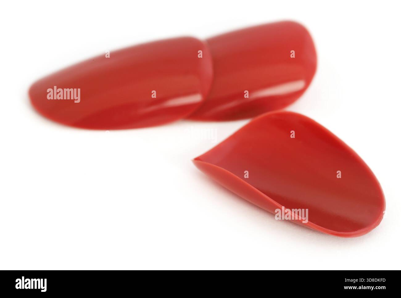 Künstliche Nägel isoliert auf weißem Hintergrund Stockfoto