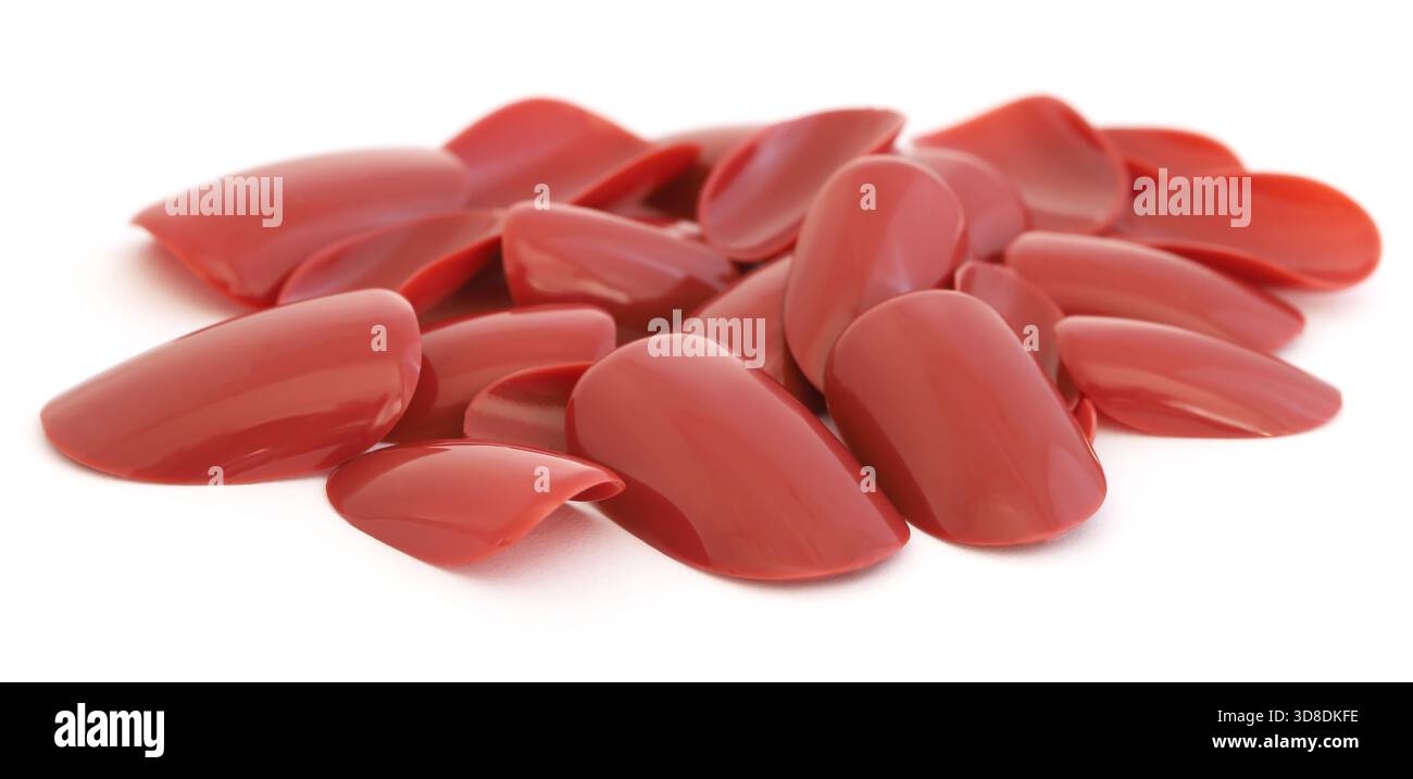 Künstliche Nägel isoliert auf weißem Hintergrund Stockfoto