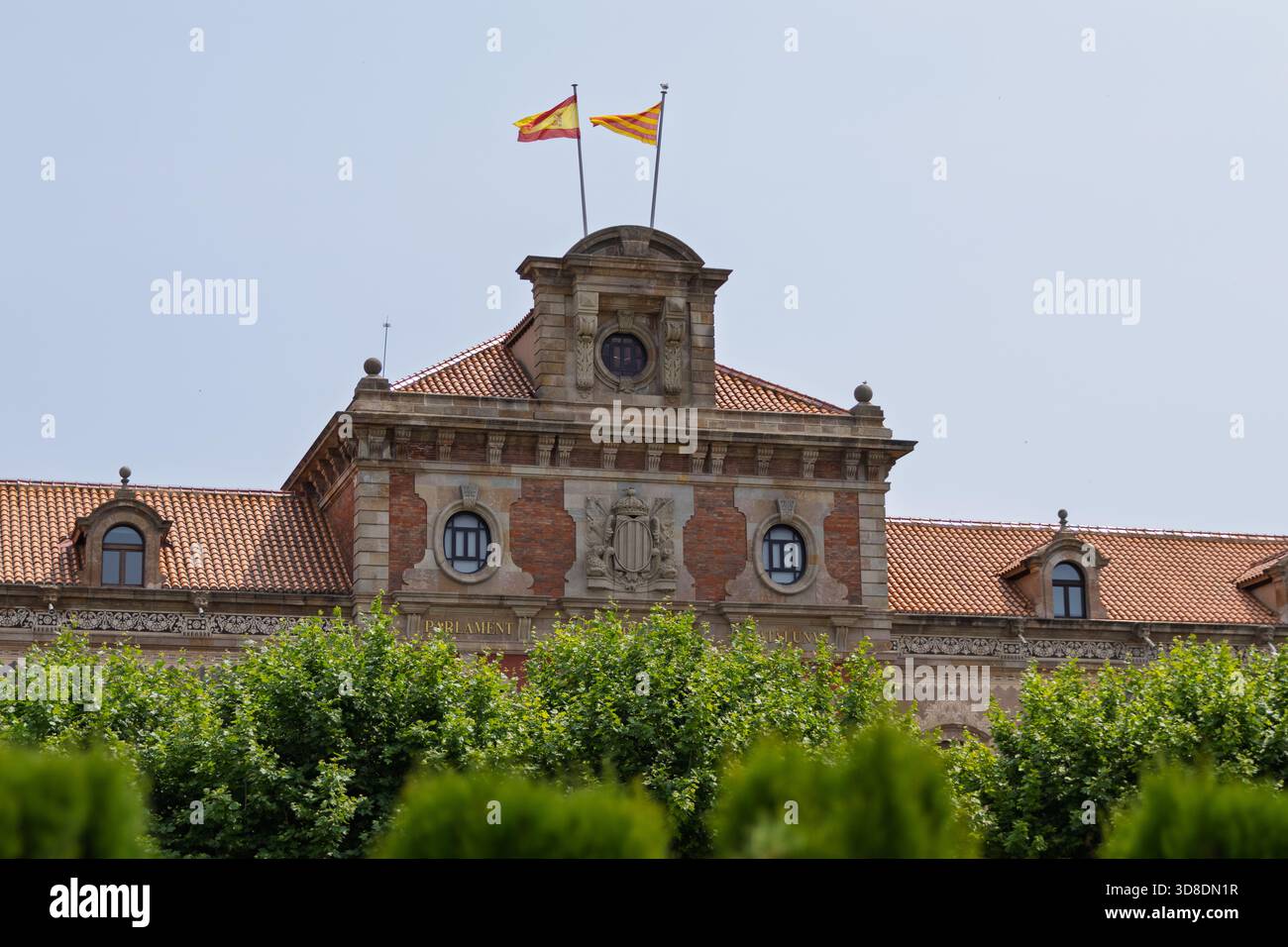 katalonisches Parlament in barcelona, spanien, als Vertreter der regionalen Selbstverwaltung mit ihren Fahnen, die unter klarem Himmel winken Stockfoto
