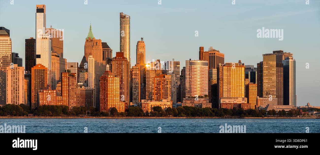 Blick auf die Skyline von Lower Manhattan bei Sonnenuntergang mit Wolkenkratzern mit Blick auf den Hudson River und den Battery Park. New York City, USA Stockfoto