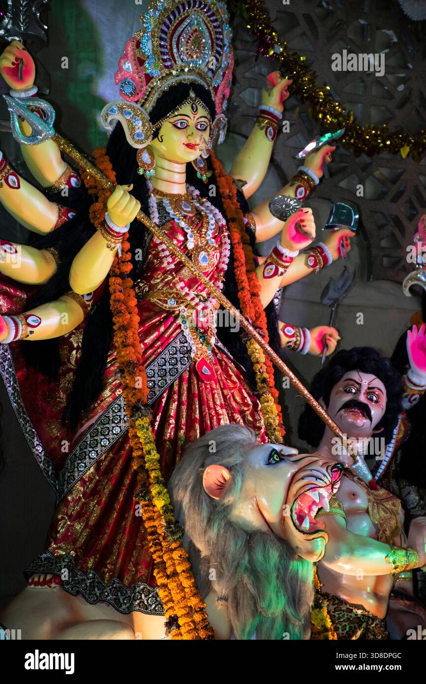Idol der Göttin Durga in Durga Puja 2025 organisiert von Raj Rajeshwor Thakur Bari (Narayan Mandir), Sadarghat, Chattogram, Bangladesch. Stockfoto
