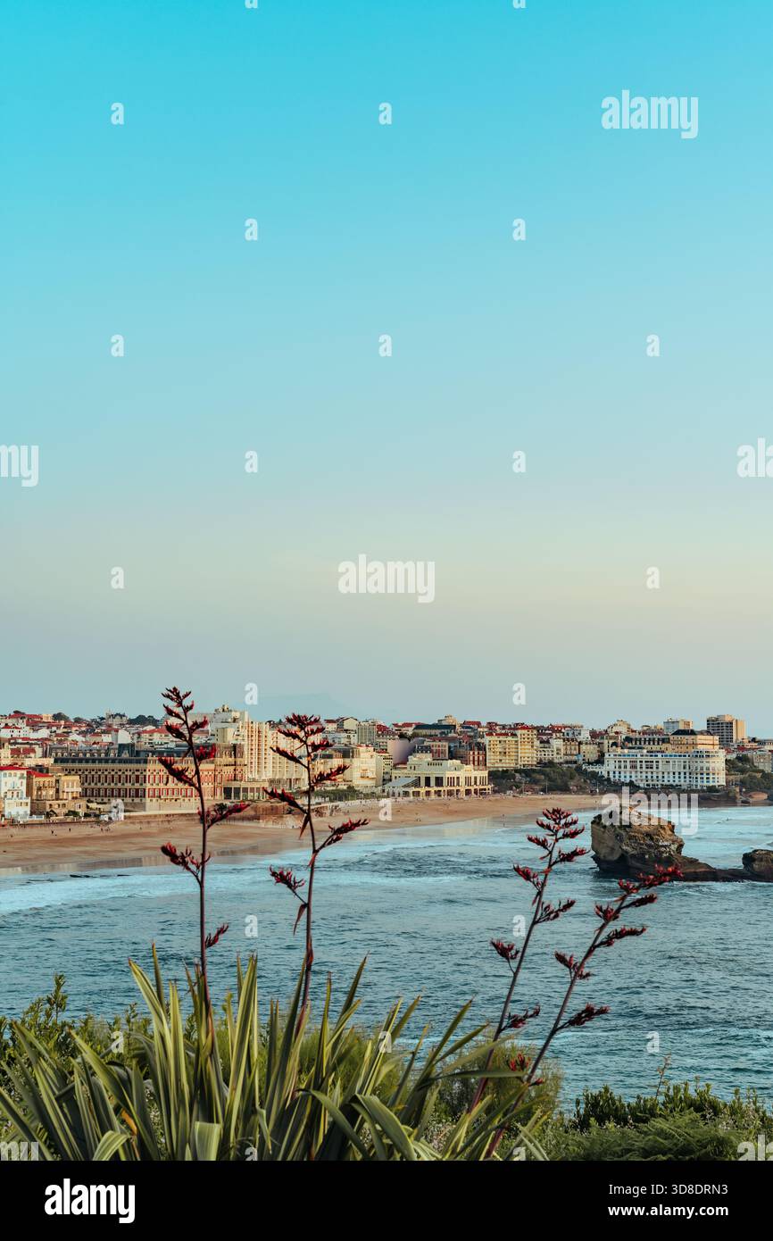 Biarritz, Miramar Beach und Grande Plage (oder Strand) vom Leuchtturm Phare de Biarritz, Biarritz, Pyrénées-Atlantiques, Frankreich Stockfoto