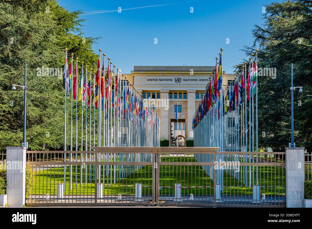 Symmetrische Ansicht des Palais der Nationen in Genf, Schweiz, mit Reihen internationaler Flaggen, die zur United Natio führen Stockfoto