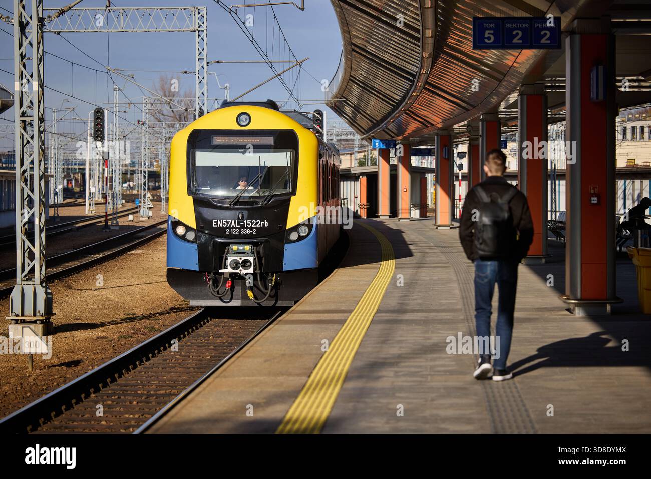 Krakau Polen, Kraków Główny Hauptbahnhof Zugeinheit EN57AL-1522rb ein modernisierter polnischer Elektrotriebwagen (EMU) Stockfoto