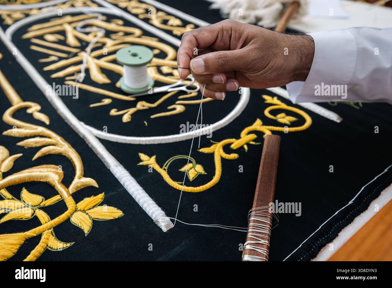 Wunderschöner Blick auf Al-Masjid Al-Haram in Makkah, Saudi-Arabien, zeigt die heilige Kaaba, Gläubige und die umliegende Moschee-Architektur während des Gebets Stockfoto