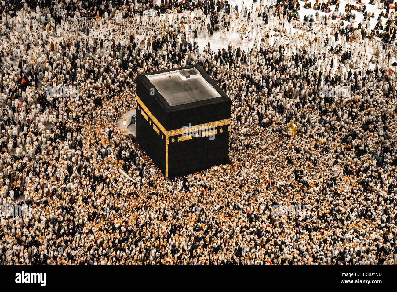 Wunderschöner Blick auf Al-Masjid Al-Haram in Makkah, Saudi-Arabien, zeigt die heilige Kaaba, Gläubige und die umliegende Moschee-Architektur während des Gebets Stockfoto