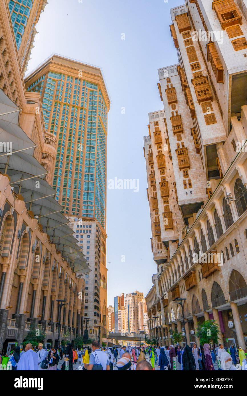 Wunderschöner Blick auf Al-Masjid Al-Haram in Makkah, Saudi-Arabien, zeigt die heilige Kaaba, Gläubige und die umliegende Moschee-Architektur während des Gebets Stockfoto