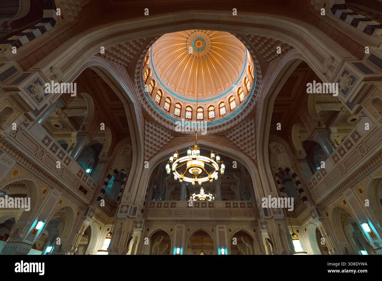 Wunderschöner Blick auf Al-Masjid Al-Haram in Makkah, Saudi-Arabien, zeigt die heilige Kaaba, Gläubige und die umliegende Moschee-Architektur während des Gebets Stockfoto