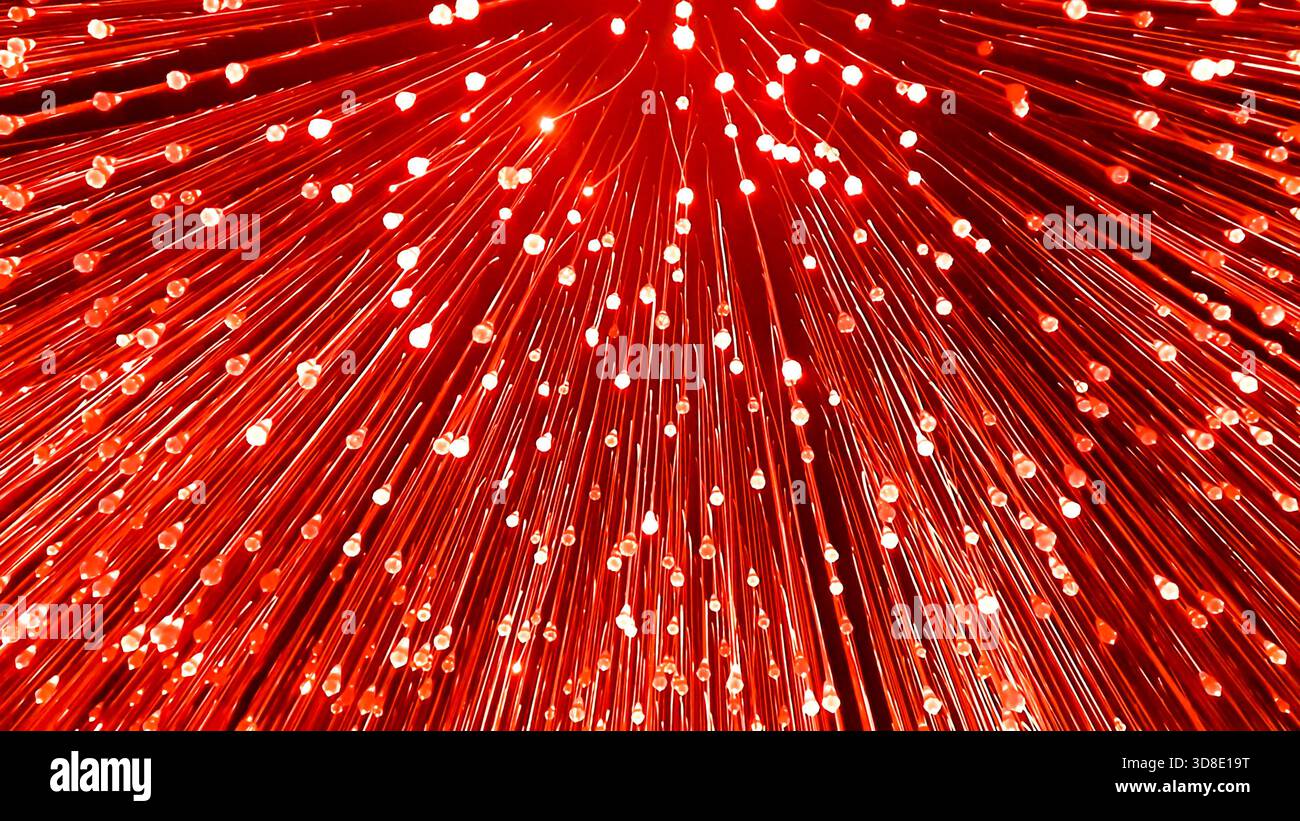 Leuchtende Glasfaserkabel mit leuchtenden roten Punkten in abstrakter Ansicht für den Innenraum Stockfoto