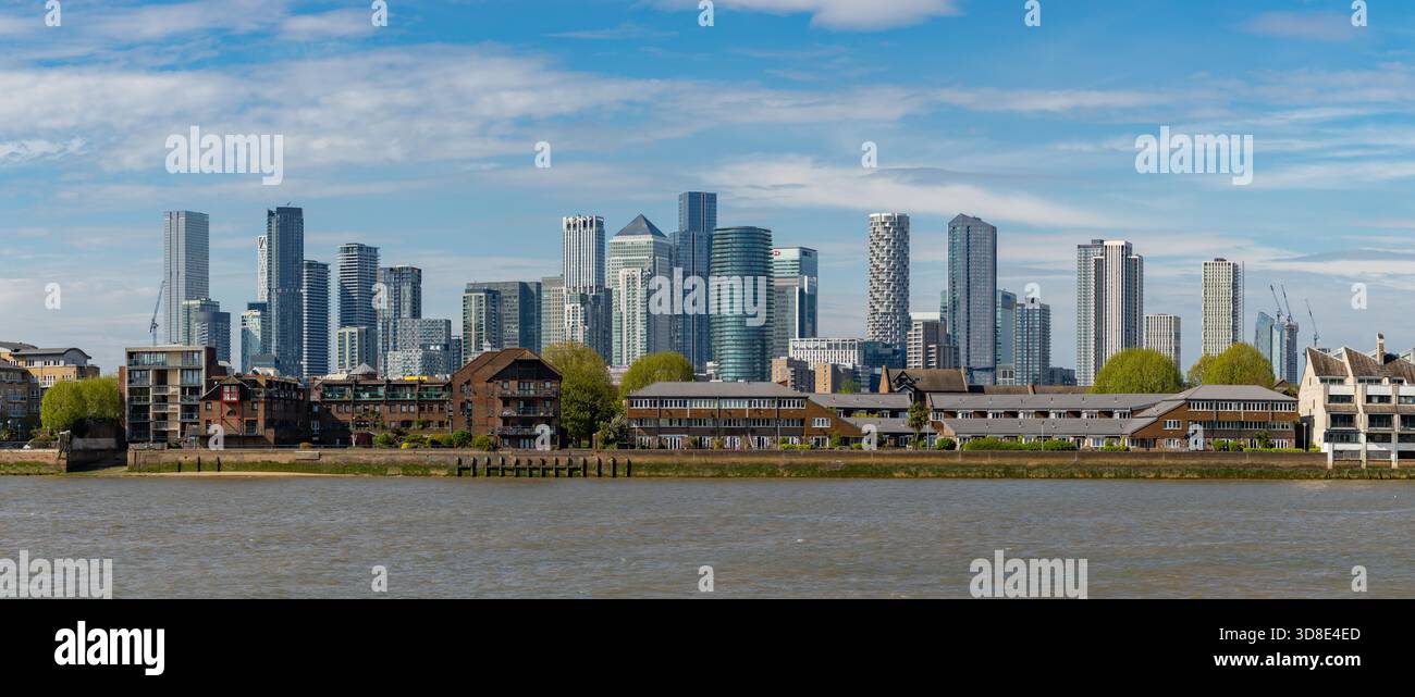 Ein Bild der modernen Apartments und Büros auf der Isle of Dogs und Canary Wharf, die über die Themse gesehen werden. Stockfoto