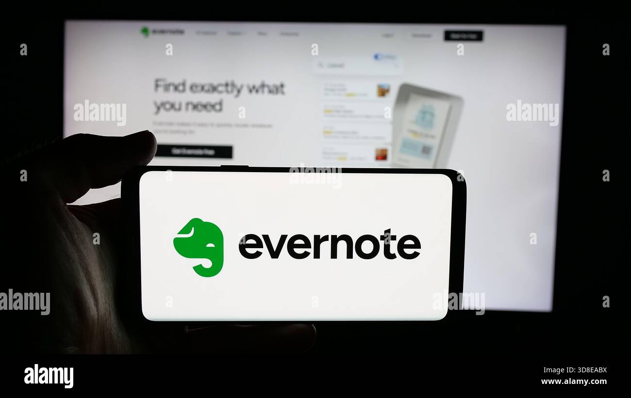 Stuttgart, Deutschland - 19.11.2025: Person, die ein Mobiltelefon mit dem Logo der Notizsoftware Evernote auf dem Bildschirm vor der Webseite hält. Stockfoto