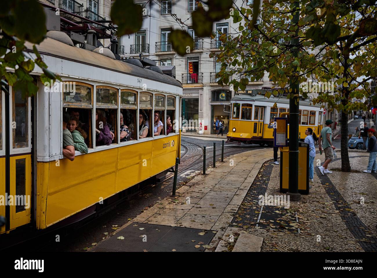 Portugal Hauptstadt Lissabon, Prac Luís de Camões, Largo do Carmo, ein malerischer Stadtplatz Stockfoto