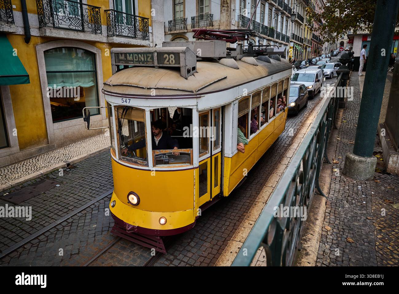 Portugal Hauptstadt Lissabon, Prac Luís de Camões, Largo do Carmo, ein malerischer Stadtplatz Stockfoto