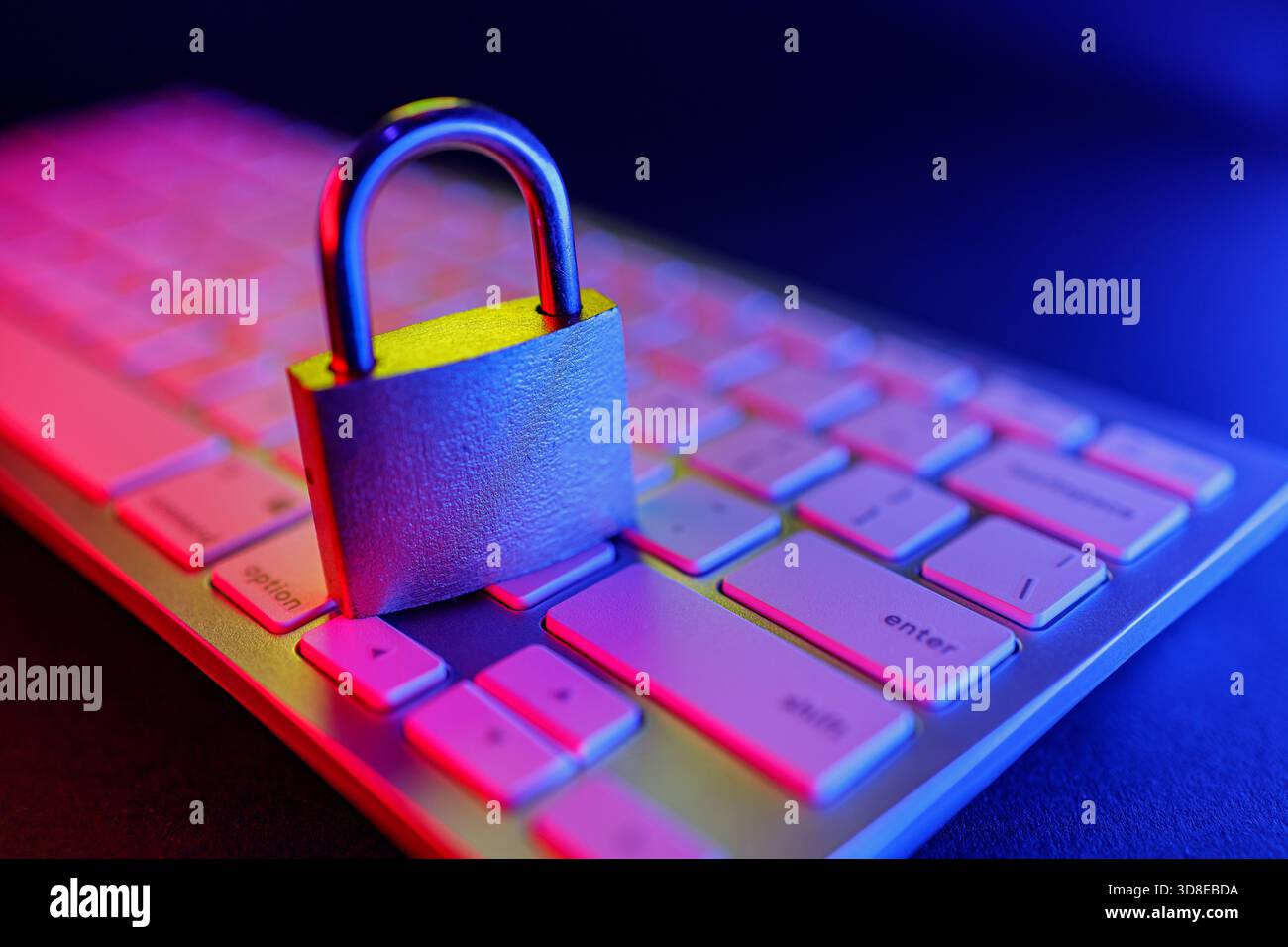 Auf einer Computertastatur befindet sich ein Vorhängeschloss aus Metall, das die entscheidende Rolle der Cybersicherheit beim Schutz von Online-Informationen verdeutlicht. Diese Darstellung hebt t hervor Stockfoto