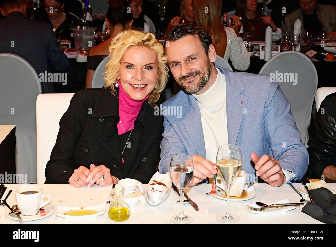 Victoria Herrmann mit Ehemann David Böthig bei der Premiere der Dinnershow Moments 3 im Chapiteau der Träume im Ostra-Dome & Ostra-Studios. Dresden, 28.11.2025 *** Victoria Herrmann mit Ehemann David Böthig bei der Premiere der Dinnershow Moments 3 im Chapiteau der Träume in den Ostra Dome Ostra Studios Dresden, 28 11 2025 Foto:XM.xWehnertx/xFuturexImagex Moments_5156 Stockfoto