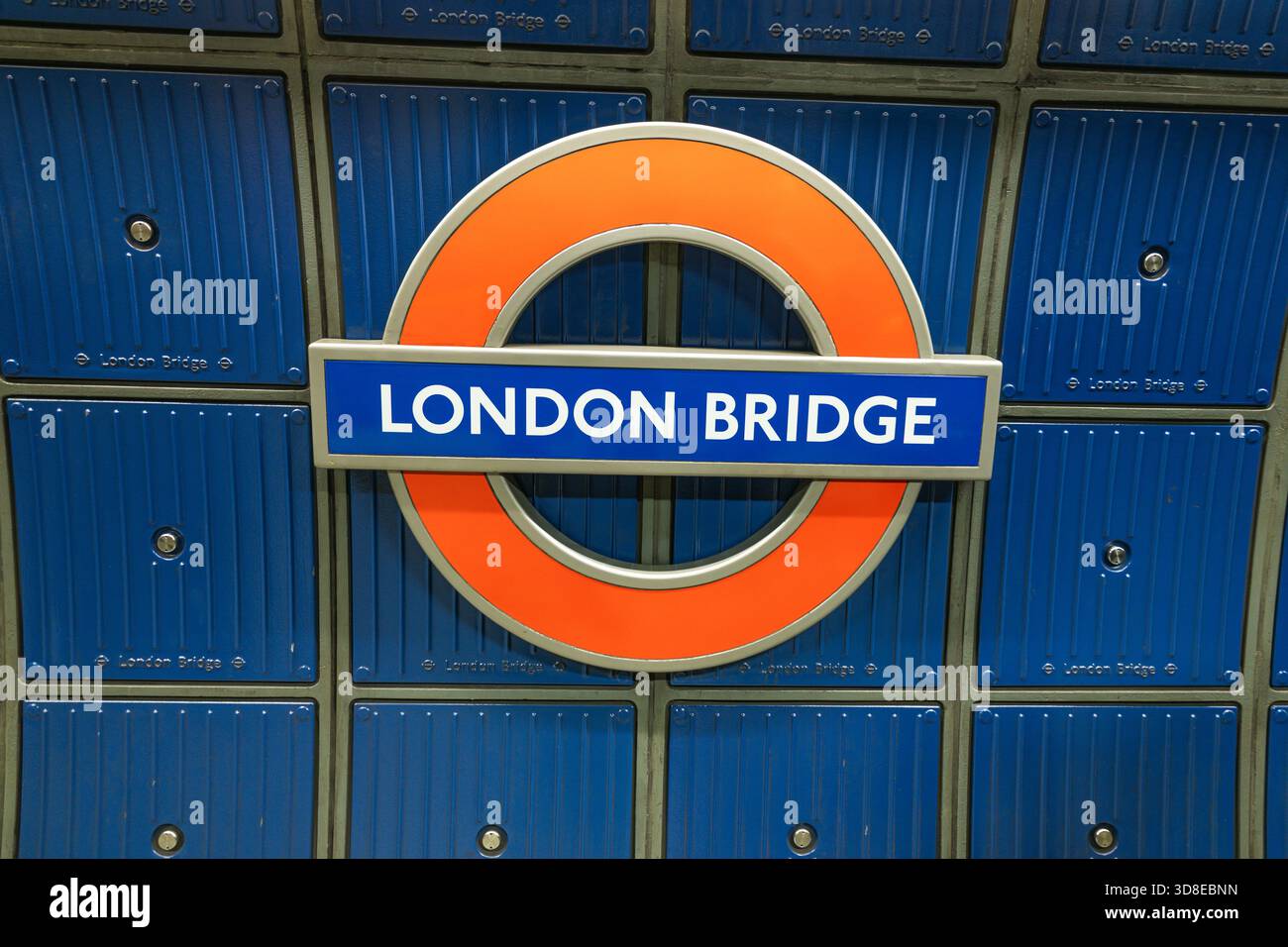 London Bridge U-Bahn-Station Schild und Rundgang. London, Vereinigtes Königreich, 17. Dezember 2023 Stockfoto