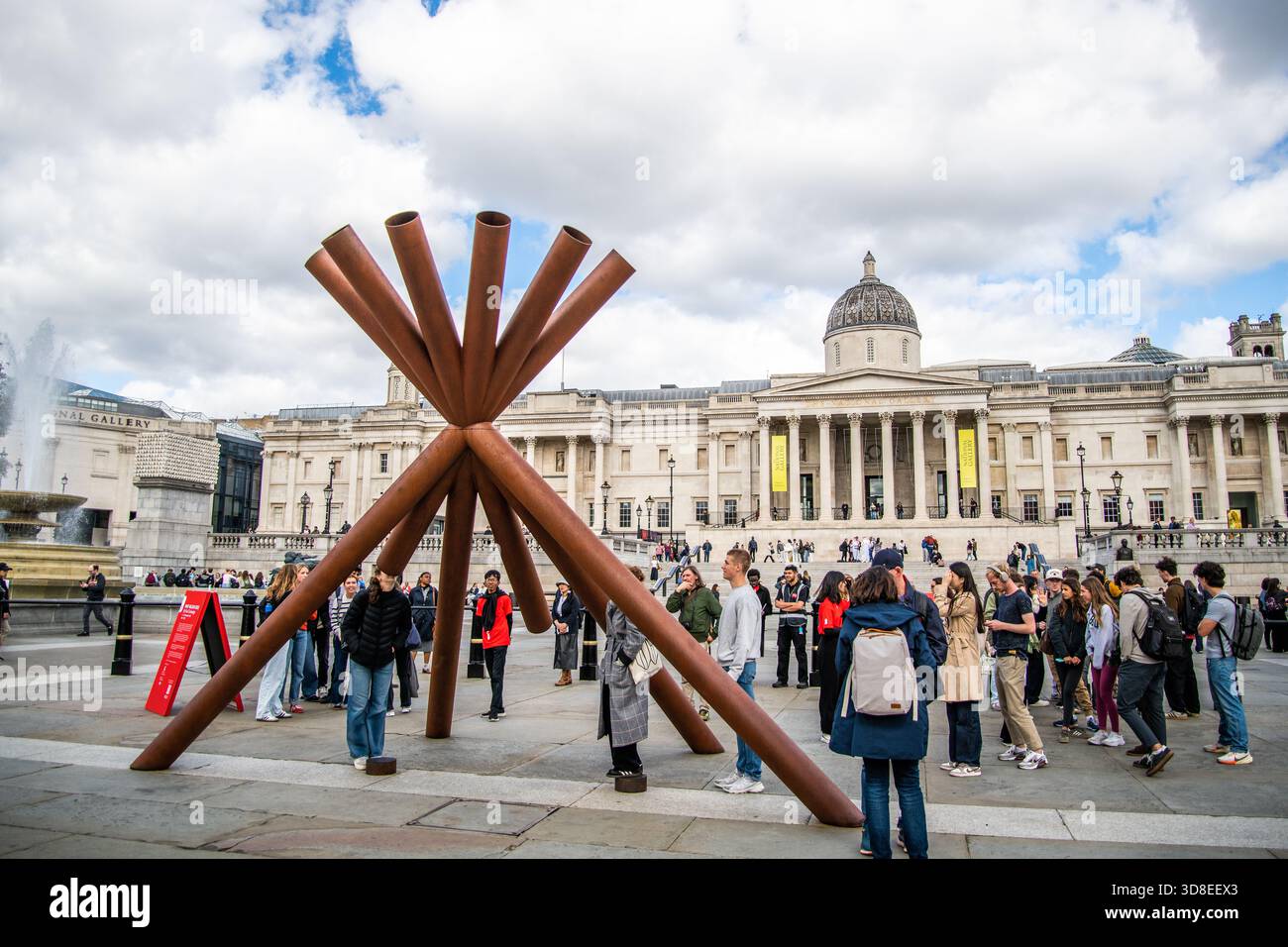 Verwitterte Stahlrohrskulptur von Paul Cocksedge am Trafalgar Square London, die sich an Nelson’s Column orientiert, fängt das Stadtbild und das Zeitreisekonzept ein Stockfoto